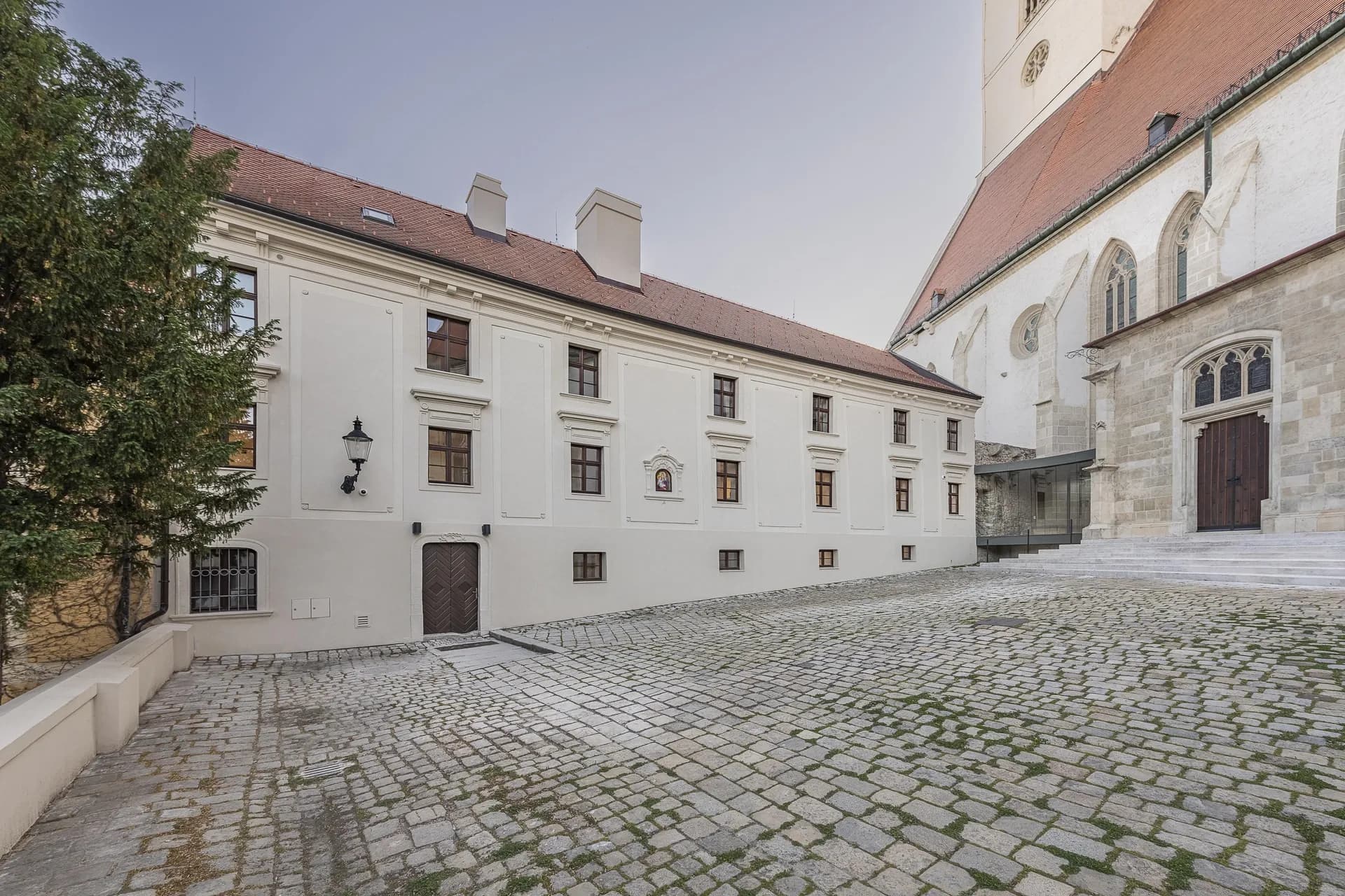 Foto: Martineum — presklená chodba spájajúca s katedrálou